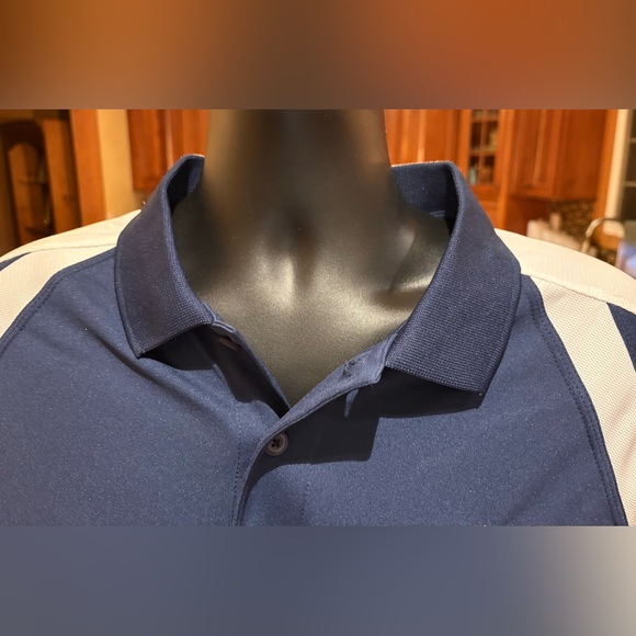 New York Yankees MLB polo. Sharp Blue Polo‎ Shirt with White Accents and logo - Picture 6 of 7